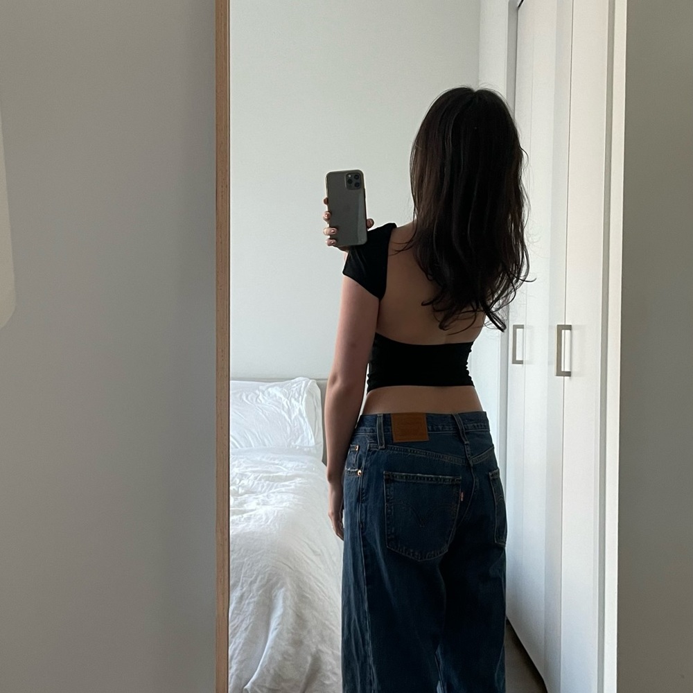 BLACK BACKLESS TOP
